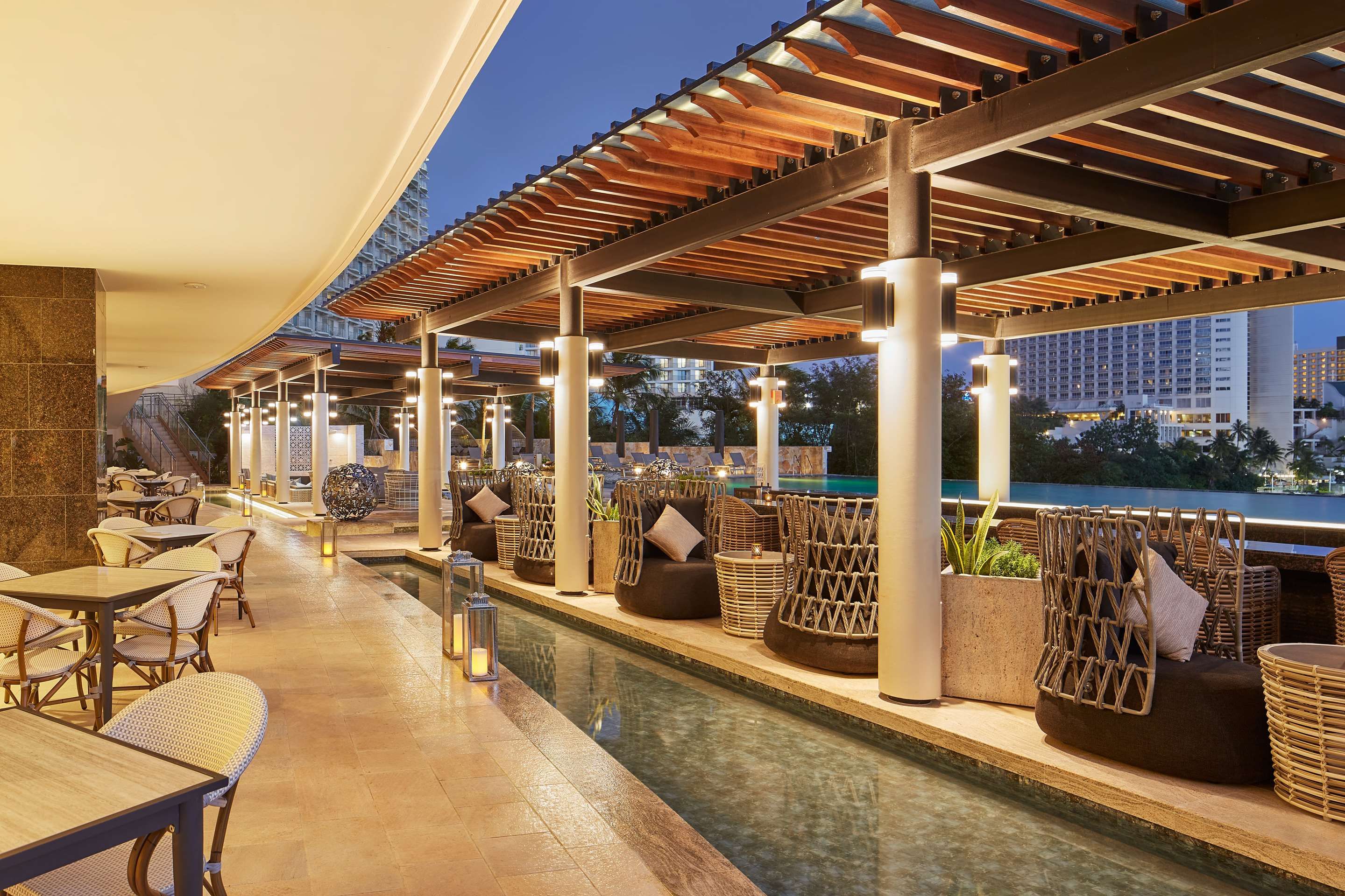 حوض السباحة