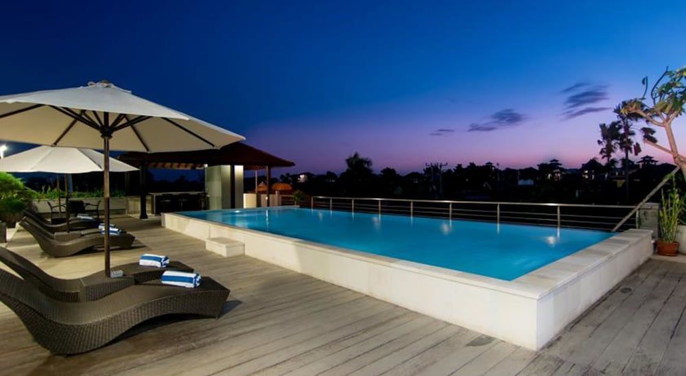 حوض السباحة