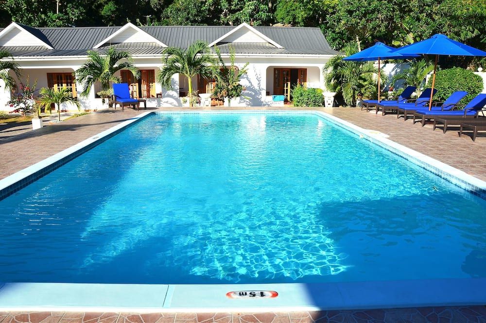 حوض السباحة