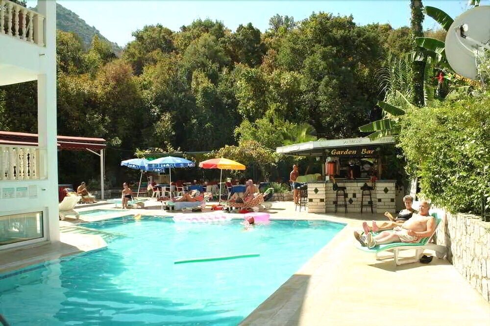 حوض السباحة