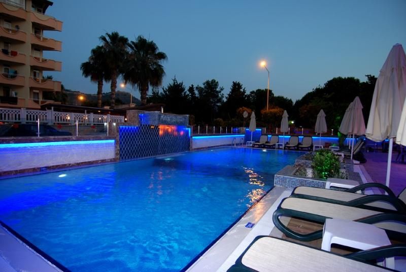 حوض السباحة