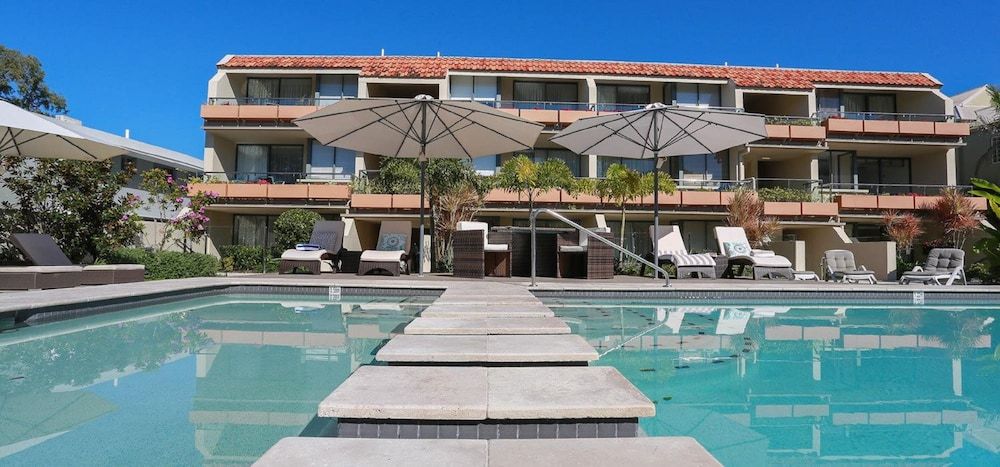 حوض السباحة