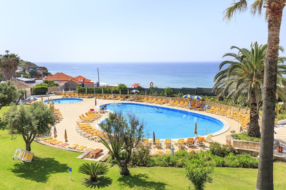 حوض السباحة