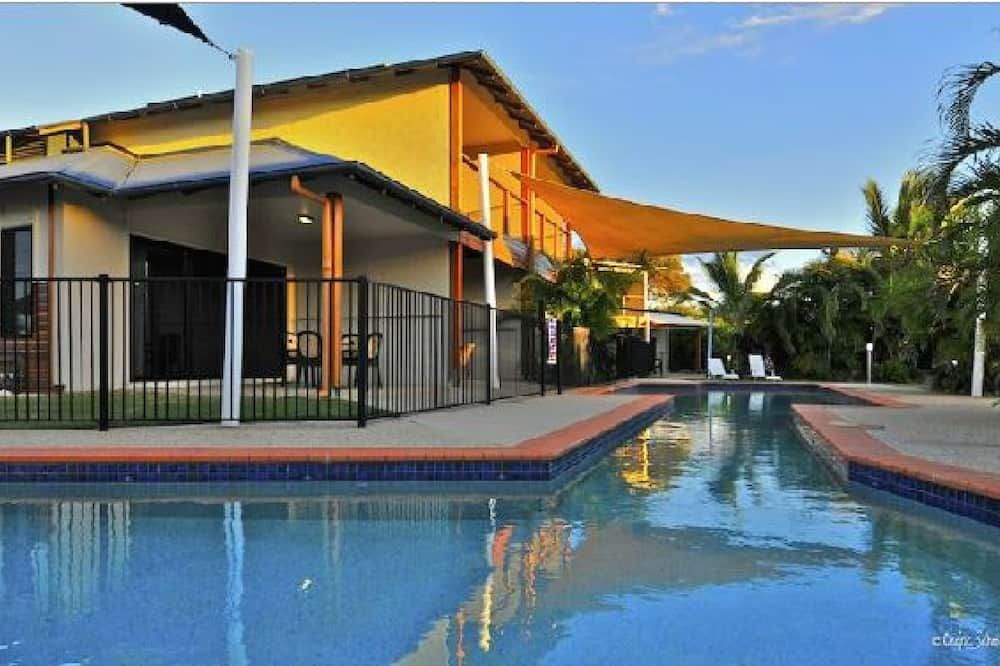 حوض السباحة