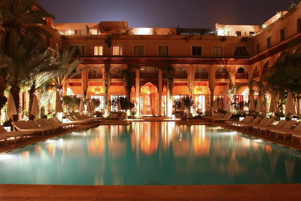 حوض السباحة
