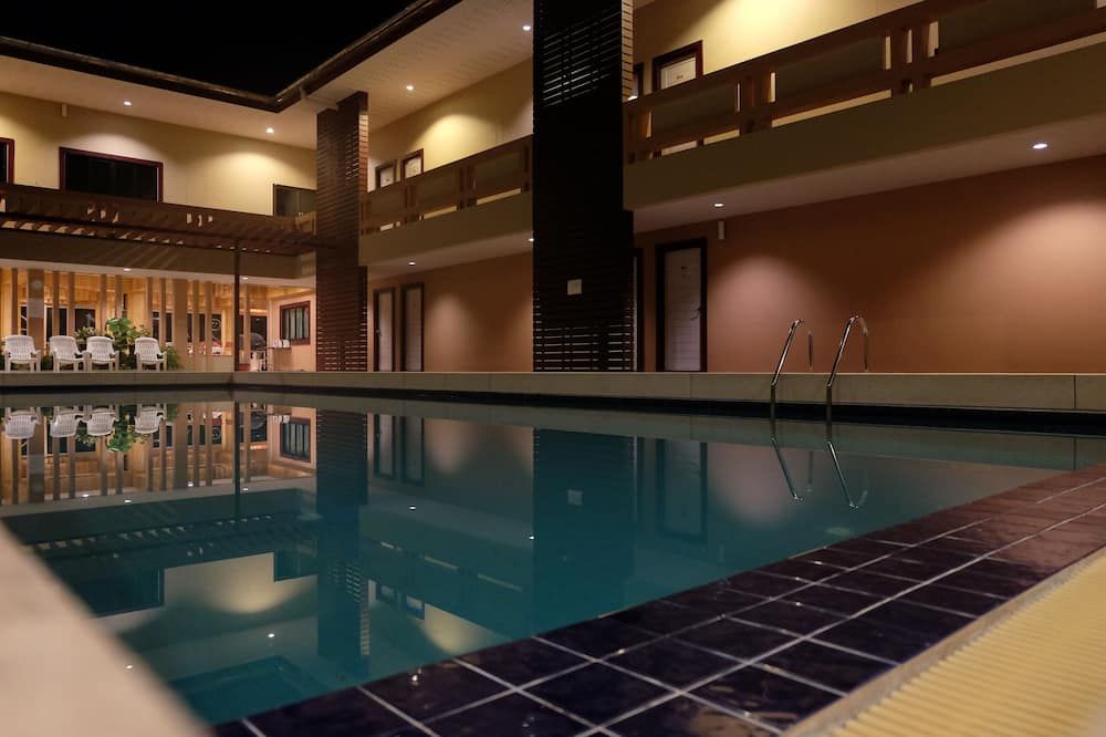 حوض السباحة