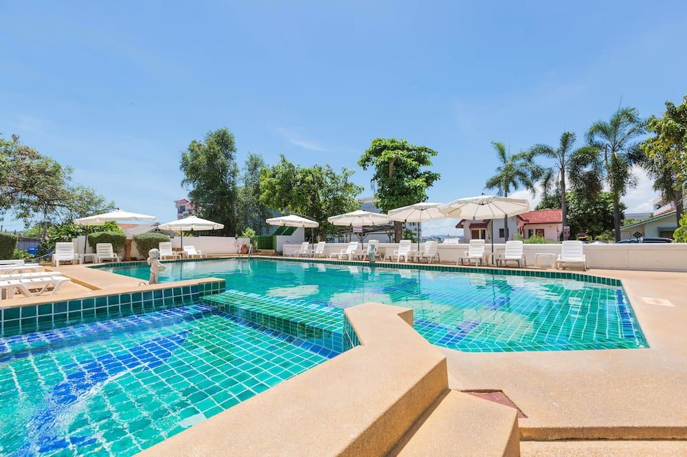 حوض السباحة