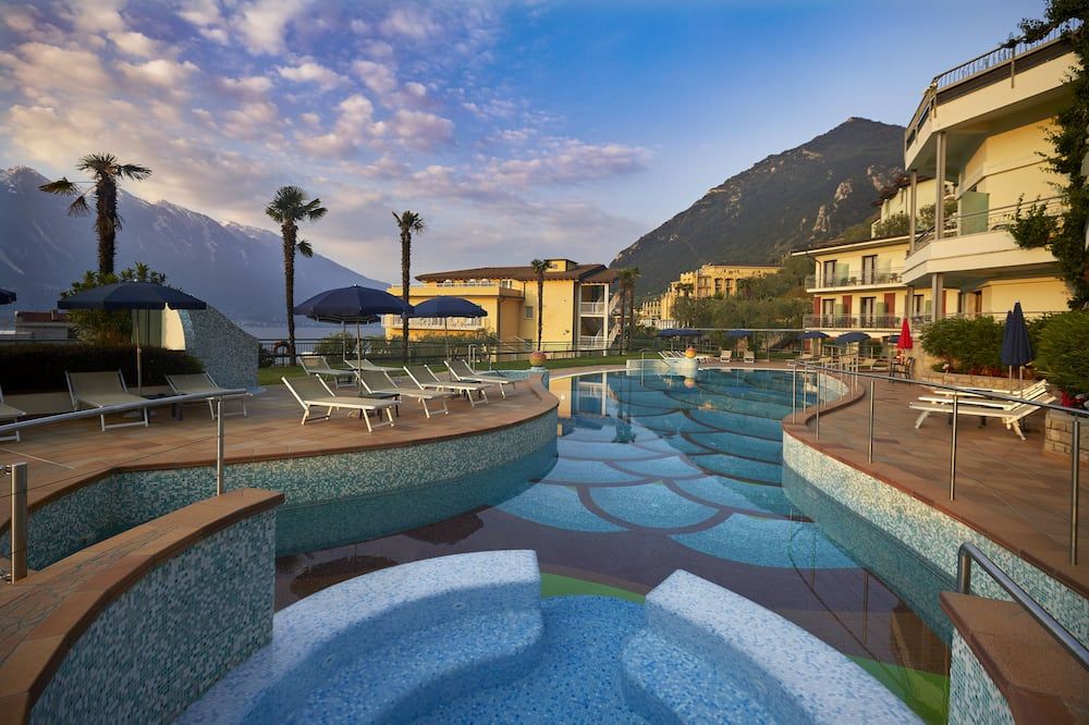 حوض السباحة