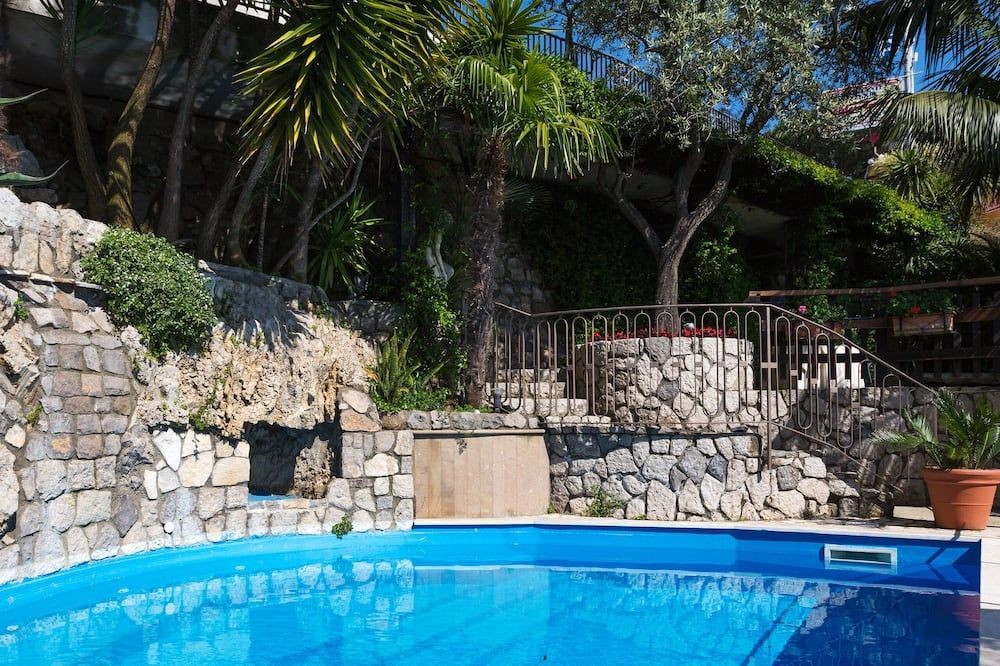 حوض السباحة