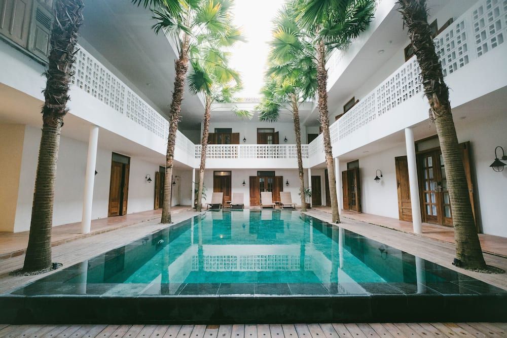 حوض السباحة