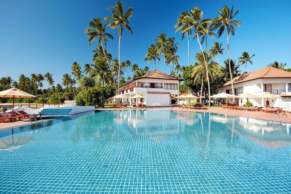 حوض السباحة