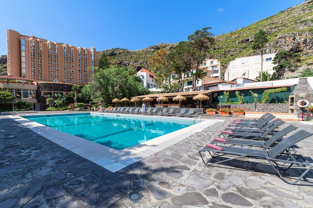 حوض السباحة