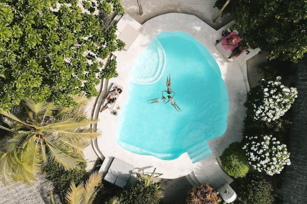 حوض السباحة