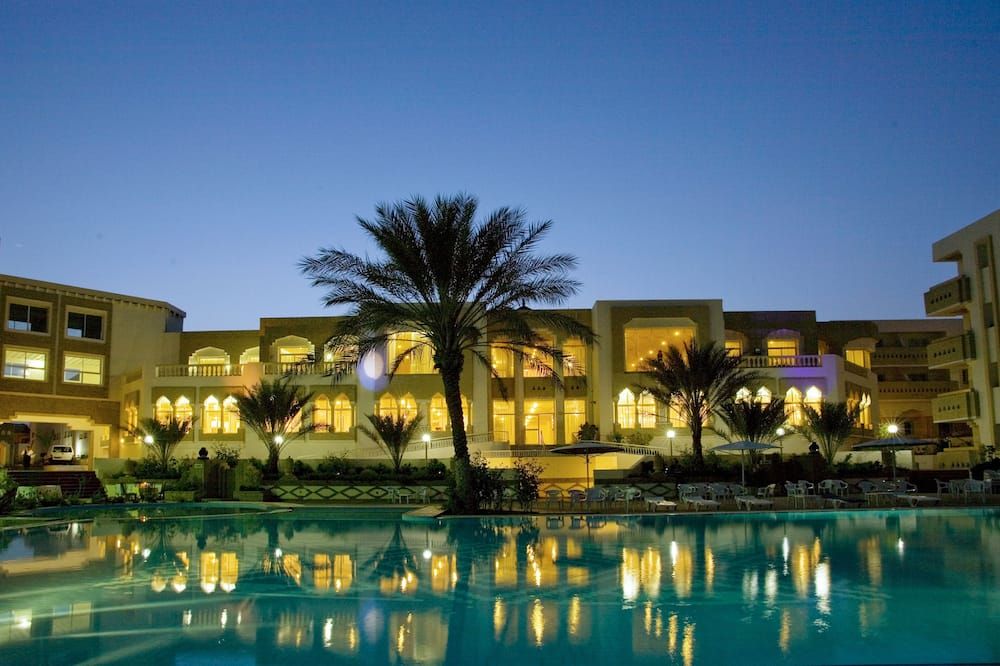 حوض السباحة