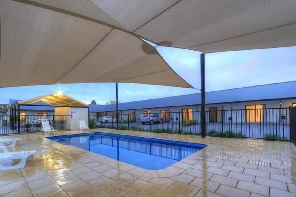 حوض السباحة