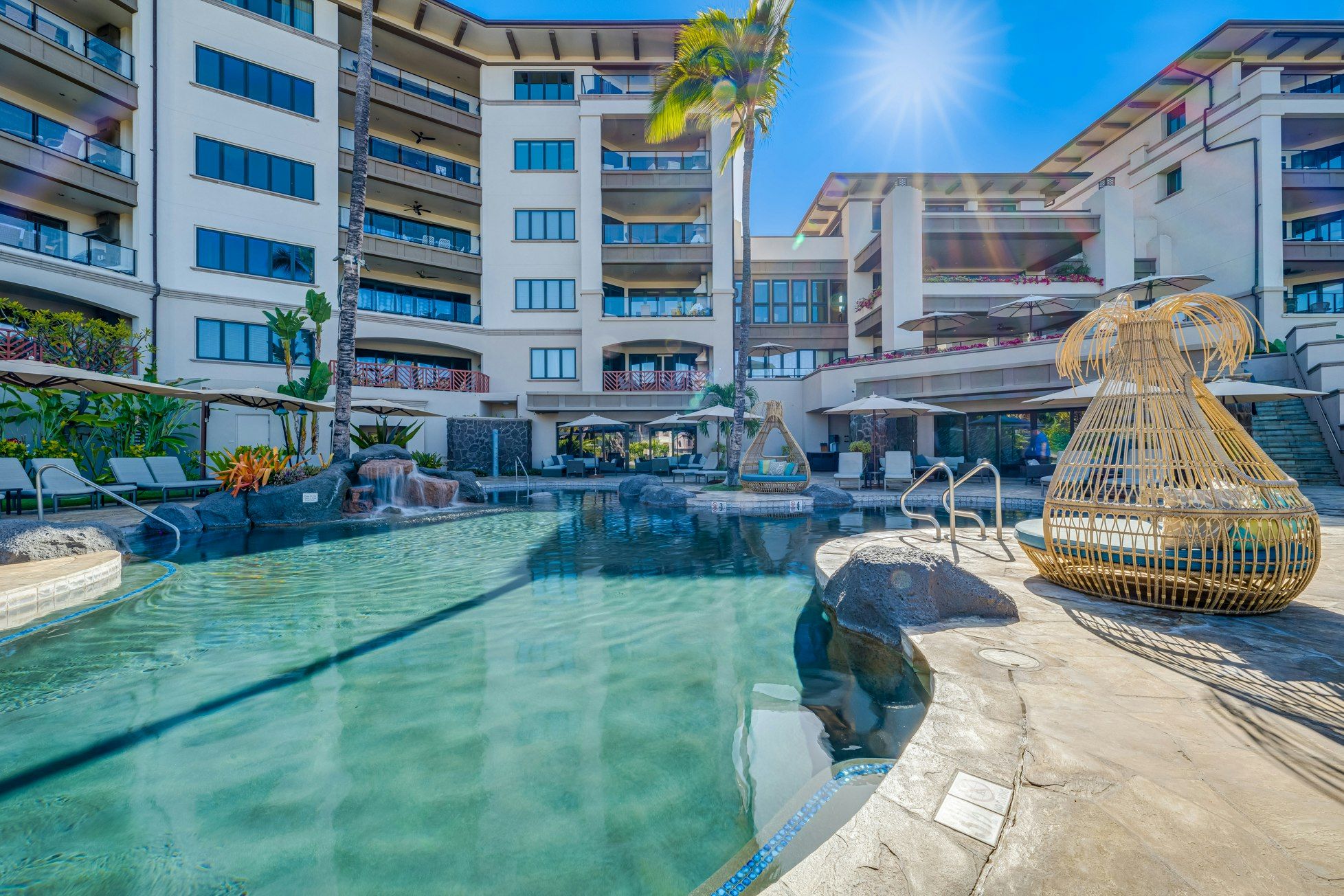 حوض السباحة