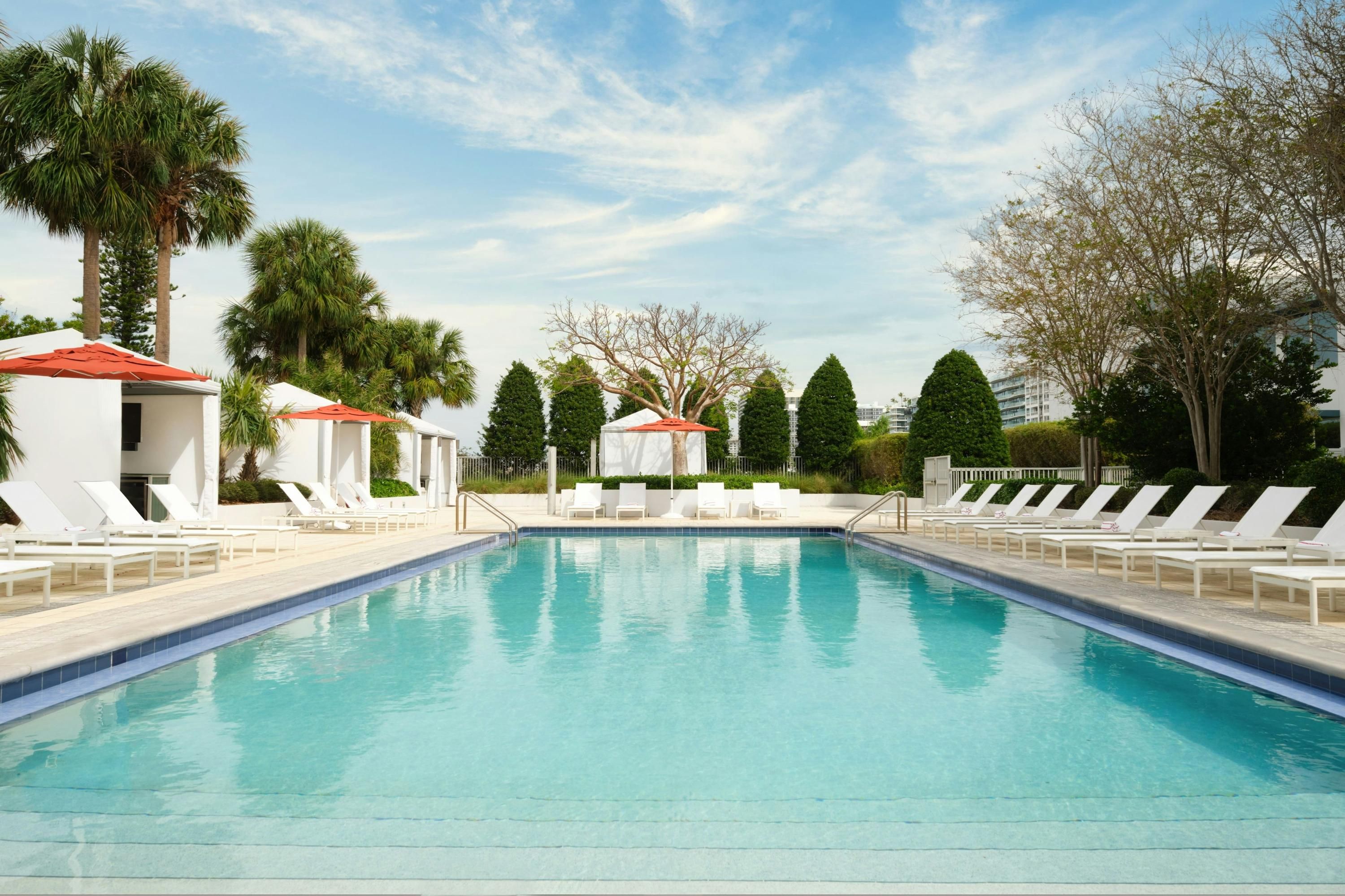 حوض السباحة