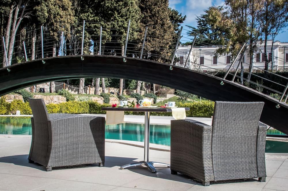 حوض السباحة