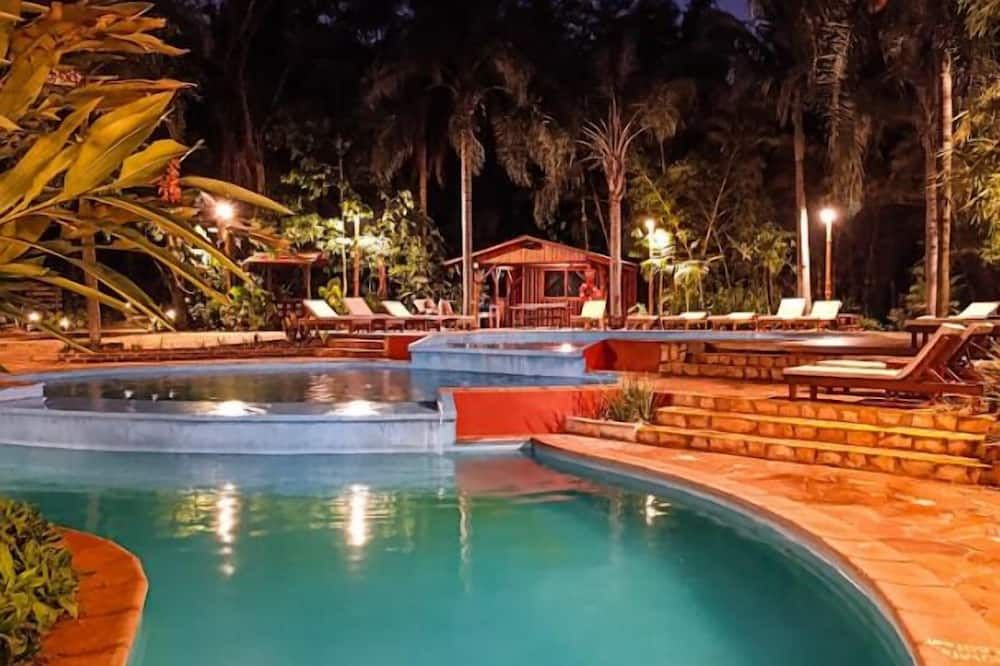 حوض السباحة