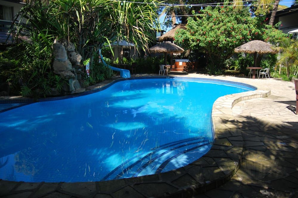 حوض السباحة