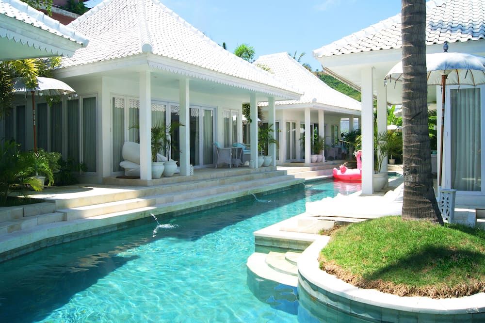 حوض السباحة