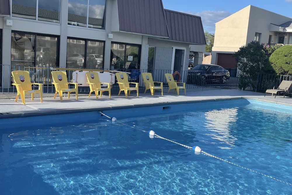 حوض السباحة