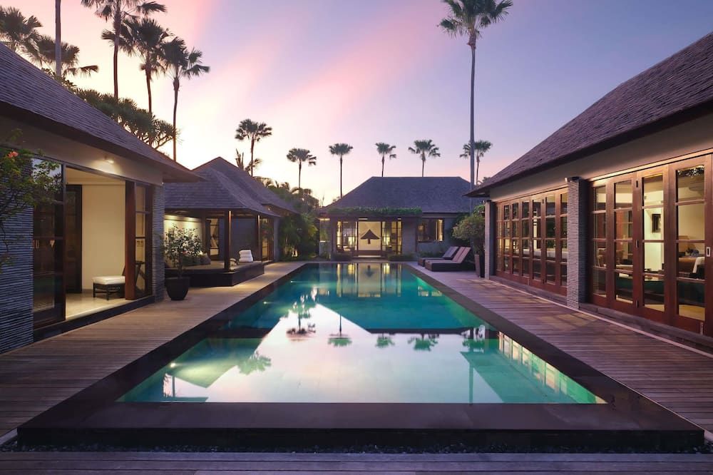 حوض السباحة