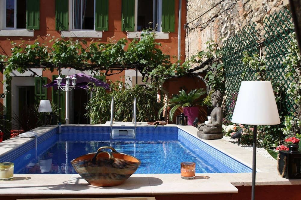 حوض السباحة صورة