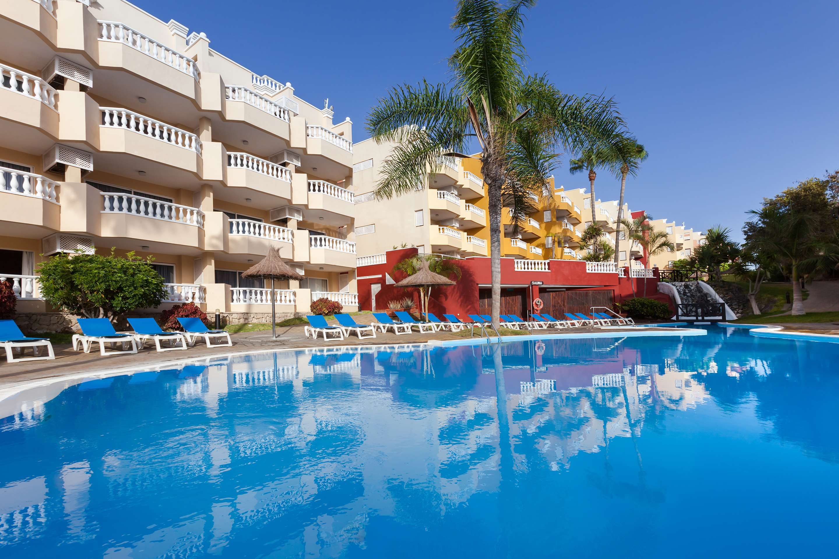 حوض السباحة