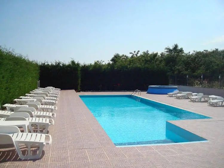 حوض السباحة