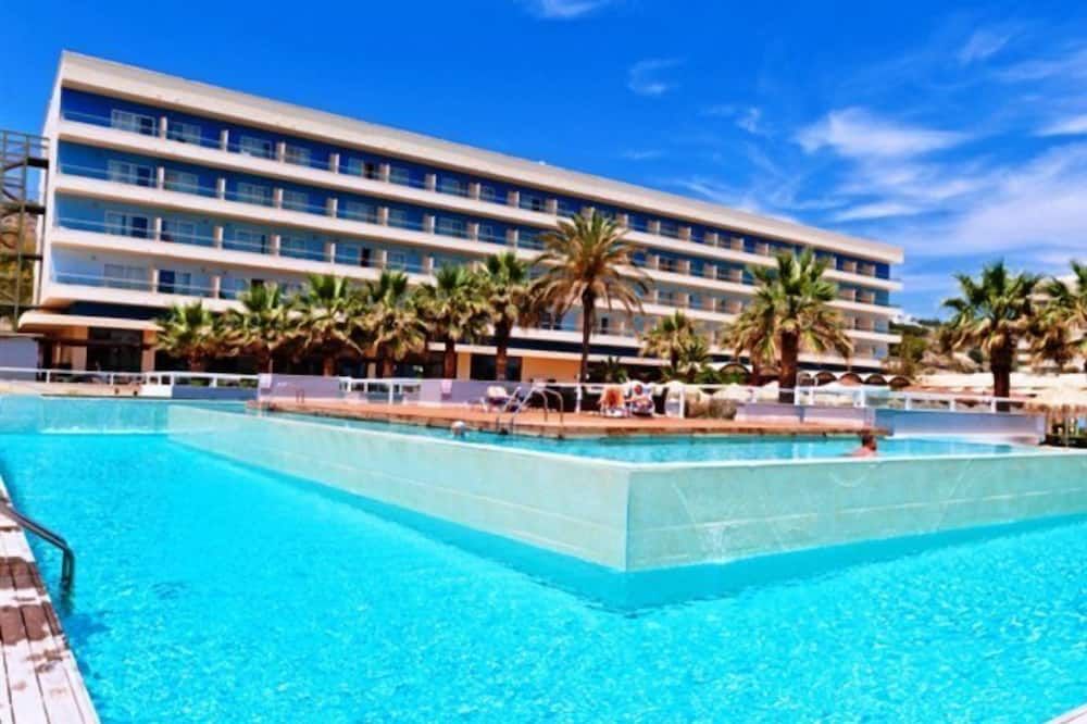 حوض السباحة