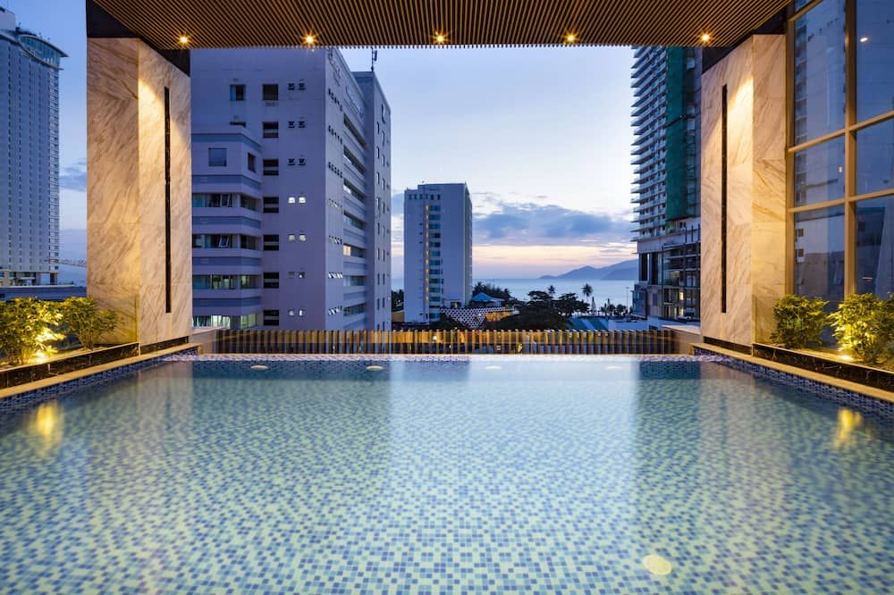 حوض السباحة صورة