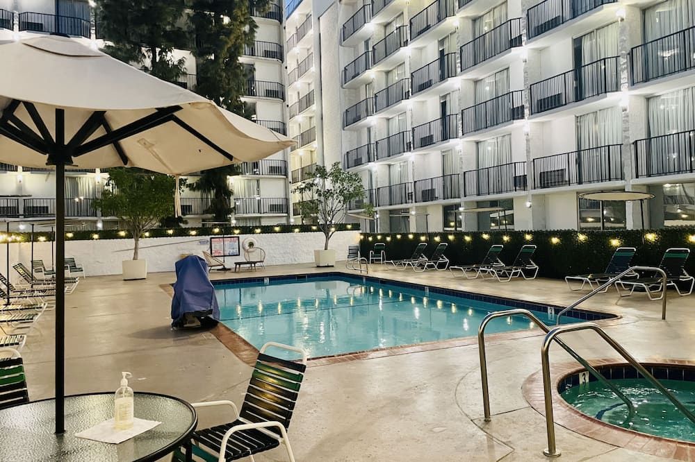 حوض السباحة