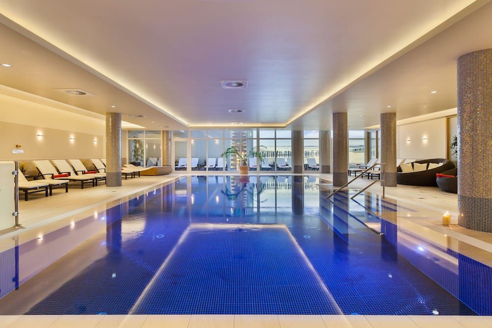 حوض السباحة