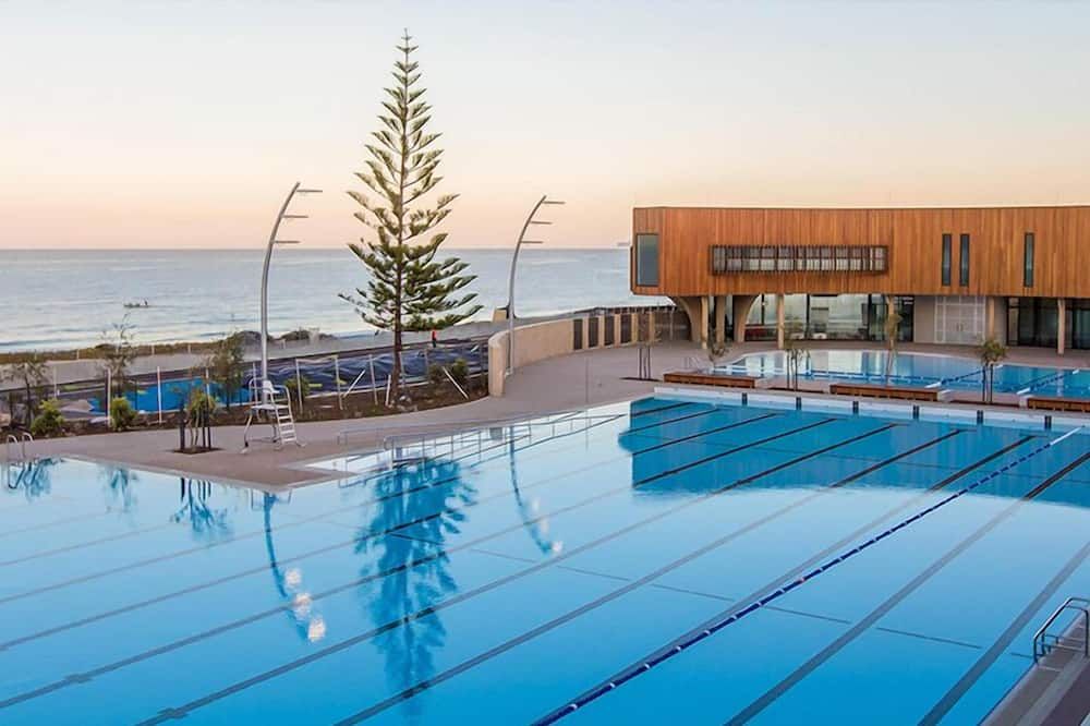 حوض السباحة