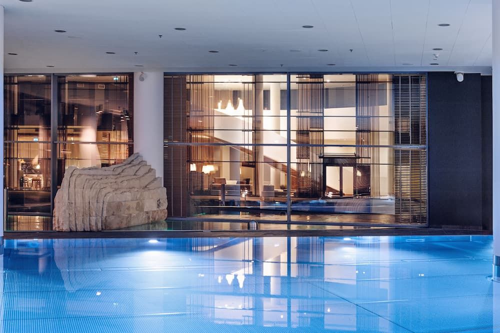 حوض السباحة