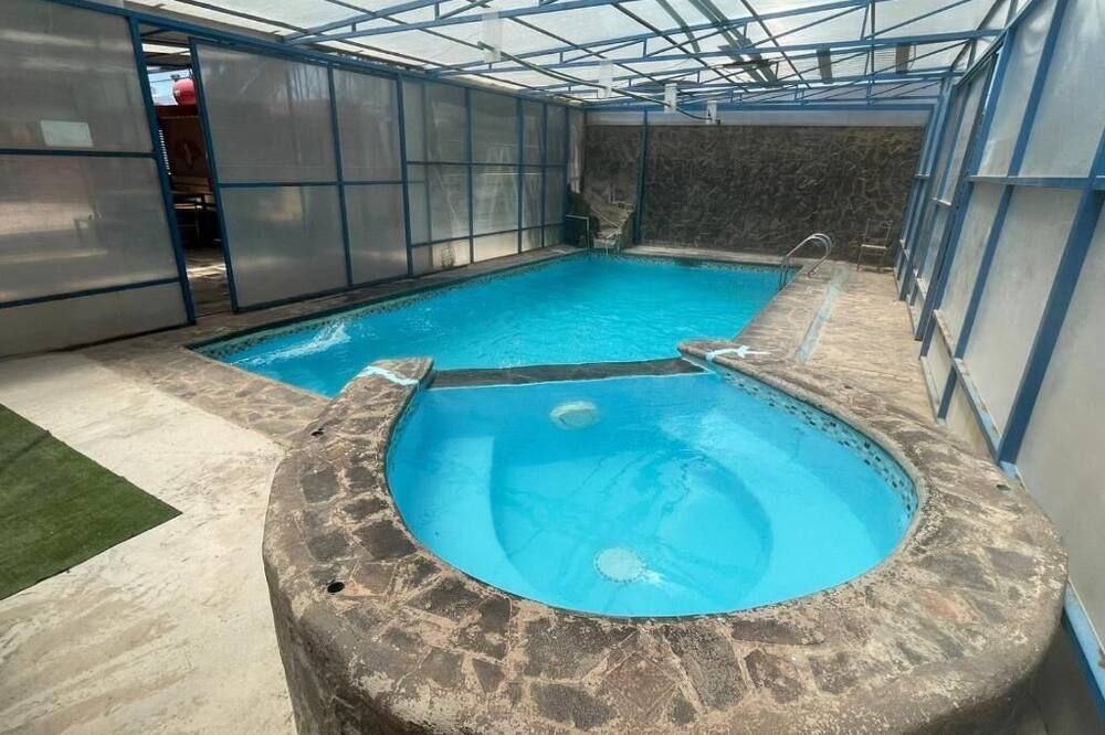 حوض السباحة