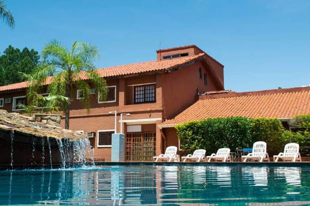 حوض السباحة