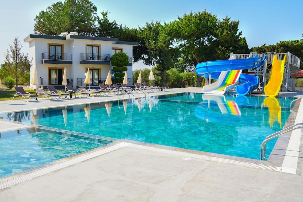 حوض السباحة