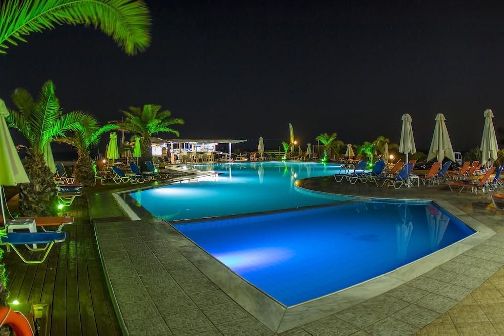 حوض السباحة