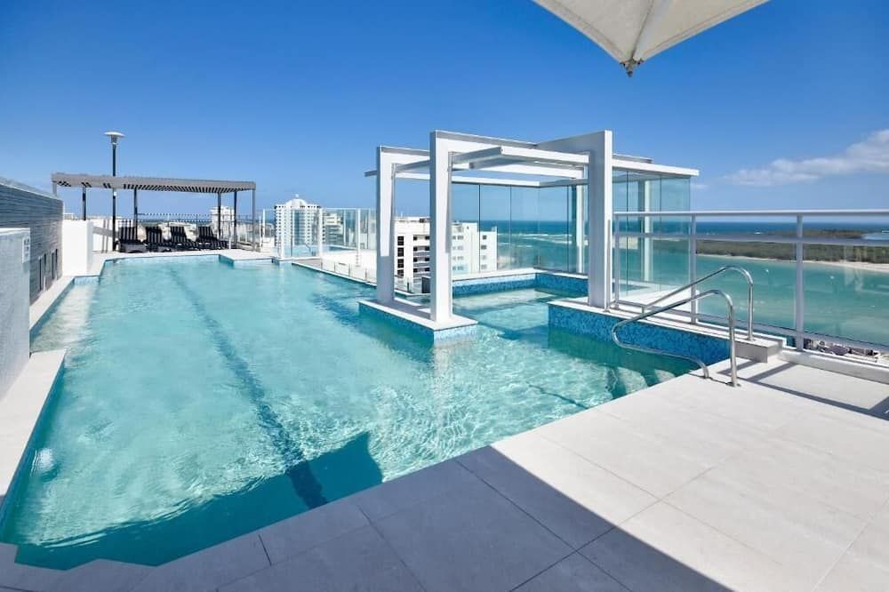 حوض السباحة