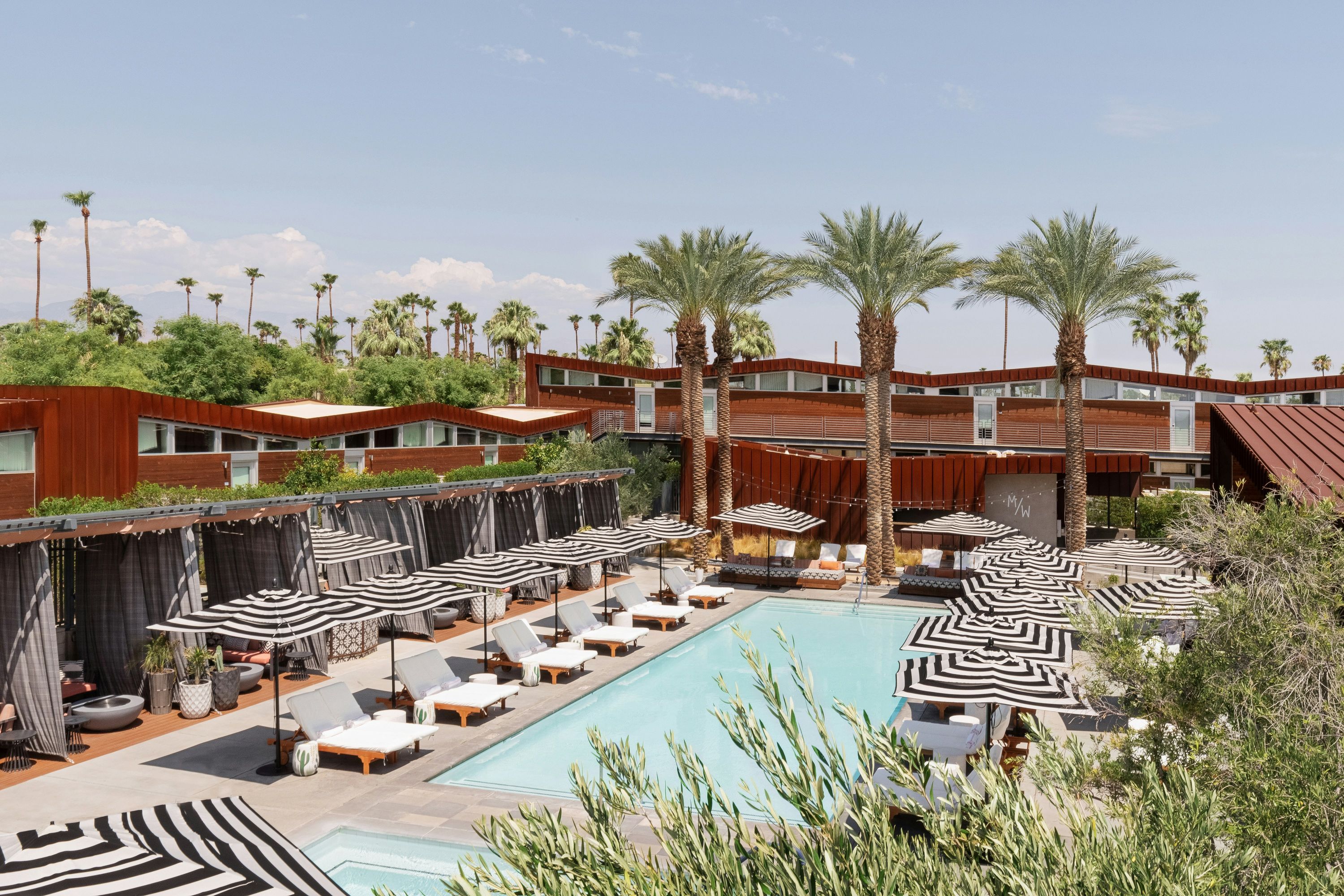 حوض السباحة