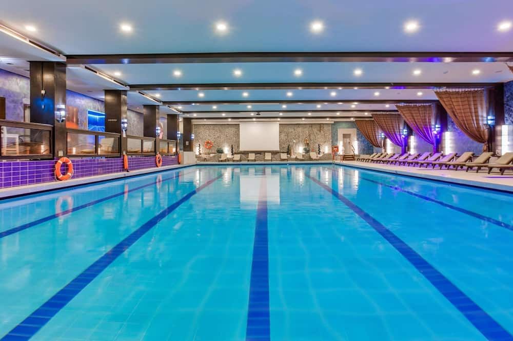 حوض السباحة