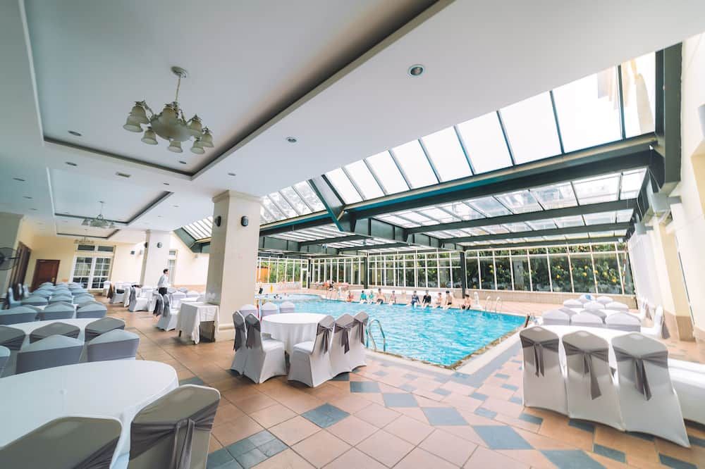 حوض السباحة