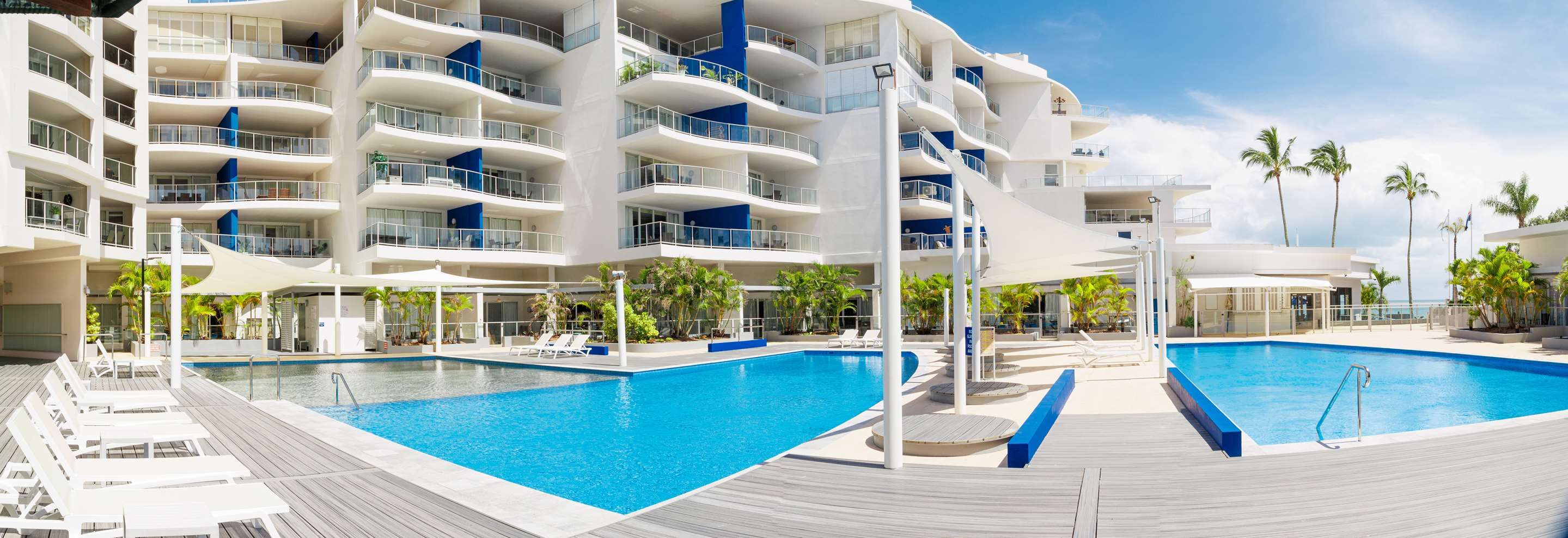 حوض السباحة