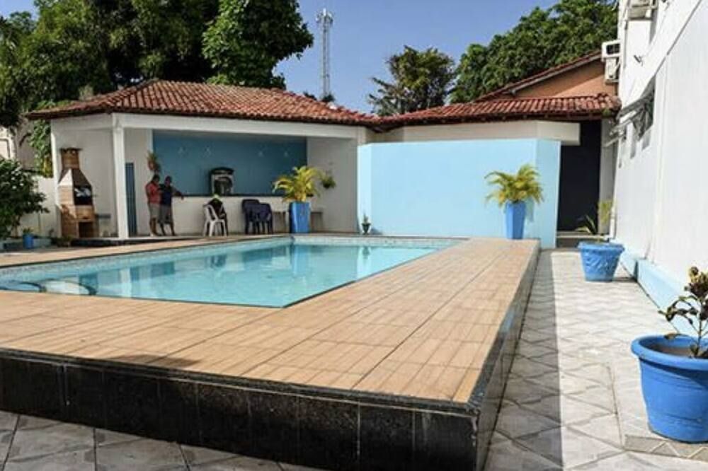 حوض السباحة