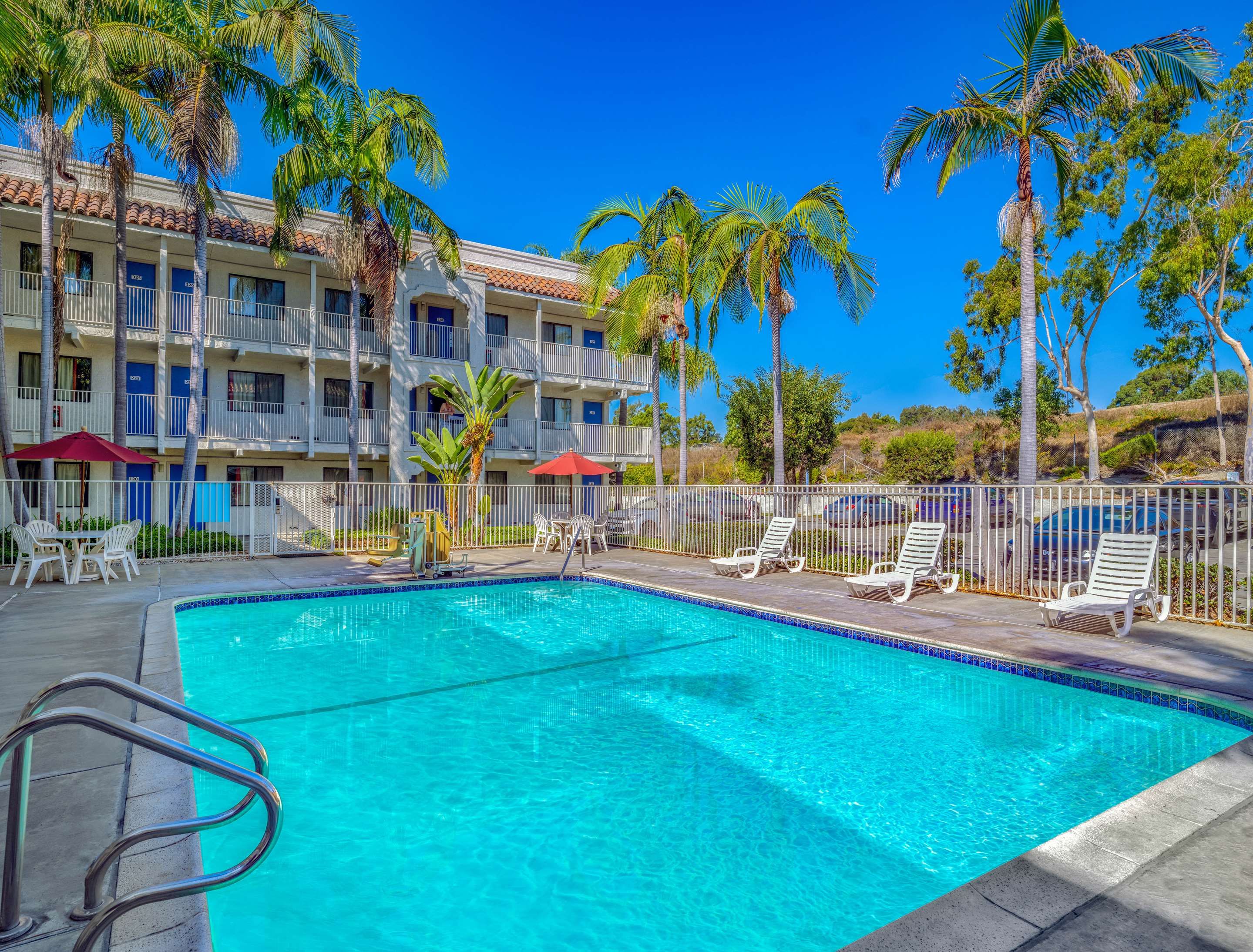 حوض السباحة