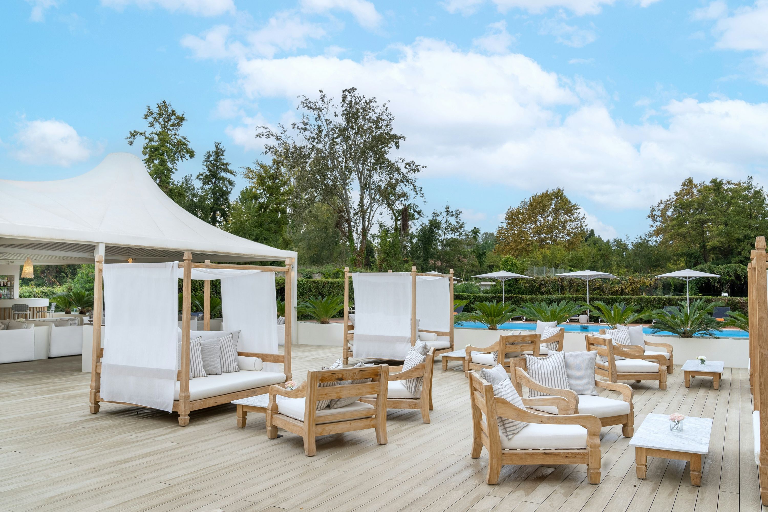 حوض السباحة