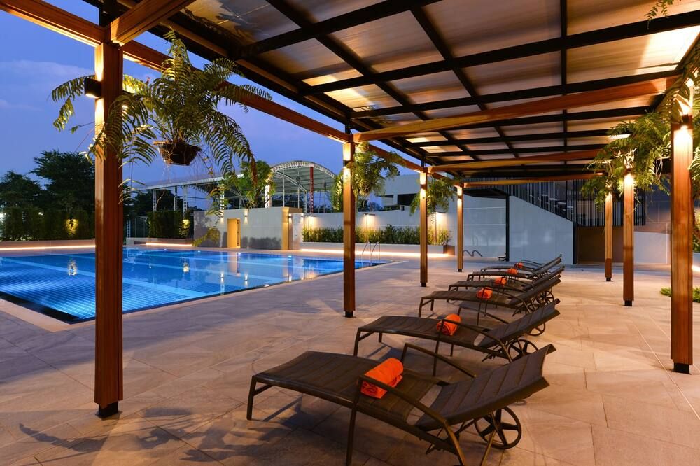 حوض السباحة