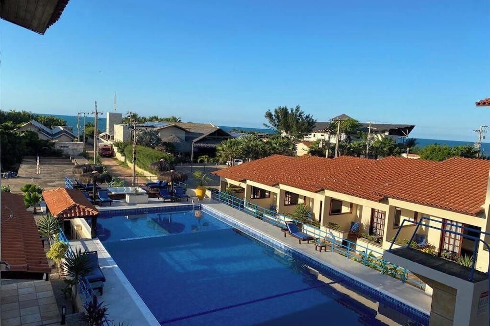 حوض السباحة